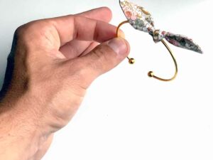  Le Coq en Pap' - Bracelet jonc doré, noeud tissus au choix